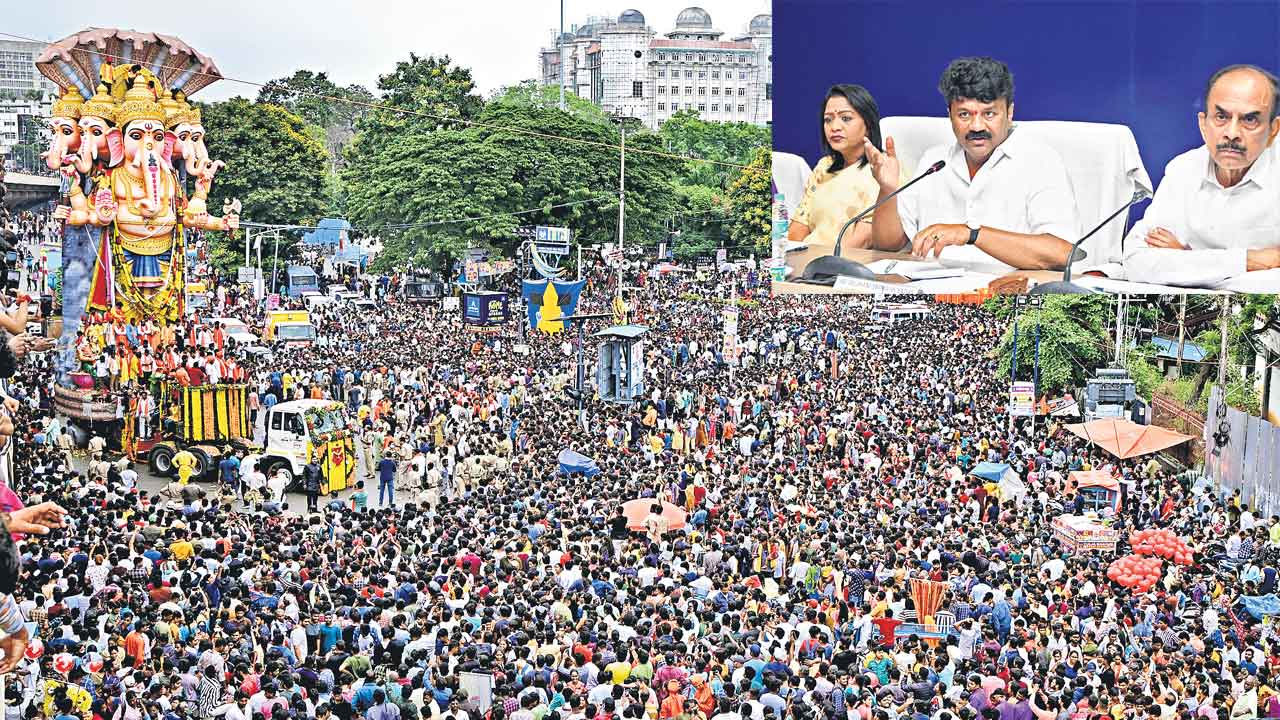 నిమజ్జనానికి వాహనాలు.. పూజకు పత్రి