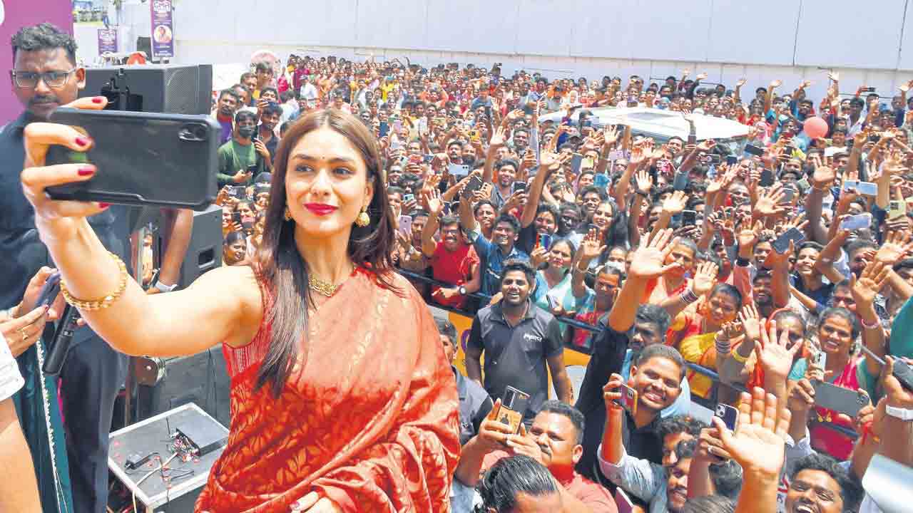 సూర్యాపేటలో మృణాల్‌ సందడి