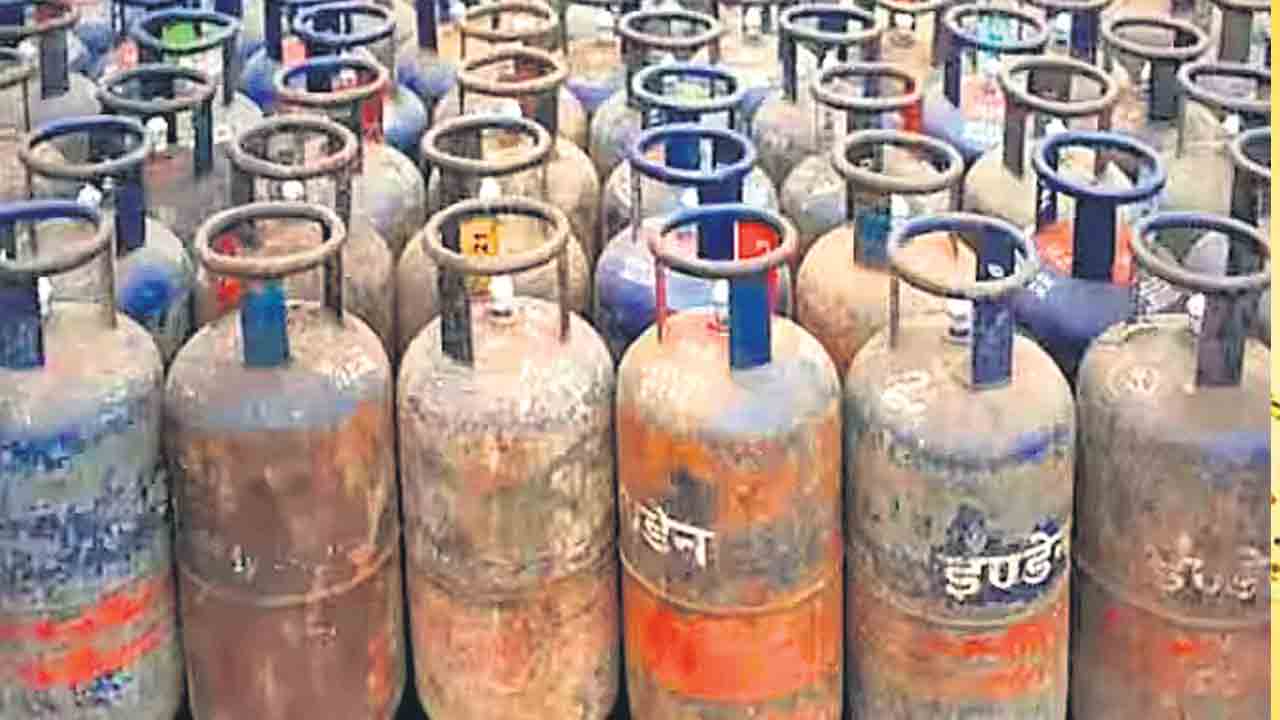 వాణిజ్య సిలిండర్‌పై రూ.100 తగ్గింపు