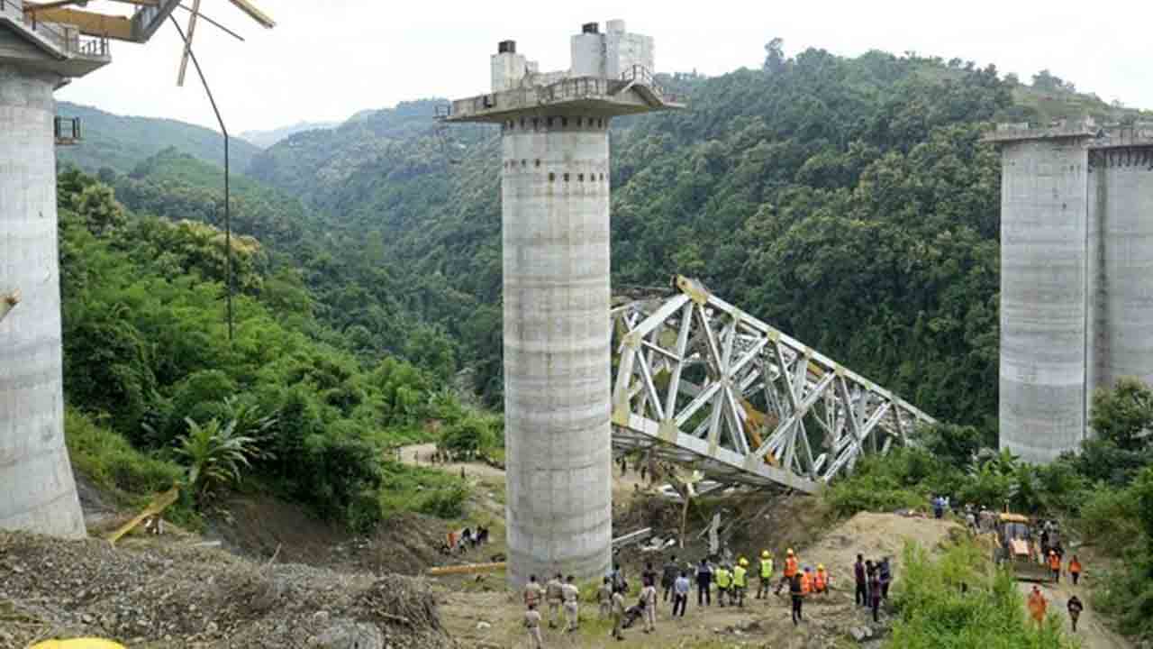 రైల్వే బ్రిడ్జి కూలి 22 మంది మృతి