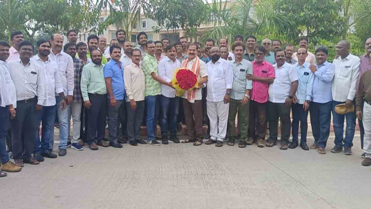 ఉద్యోగులతో ఆత్మీయ అనుబంధం