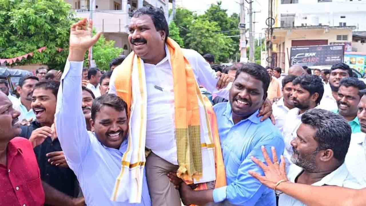 ఎమ్మెల్యే అరూరికి శుభాకాంక్షల వెల్లువ