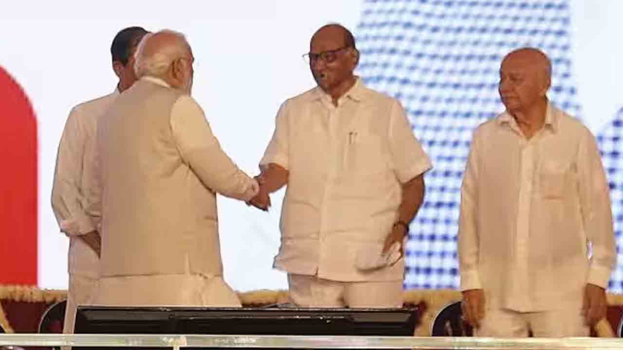 ఒకే వేదికపై మోదీ, పవార్‌