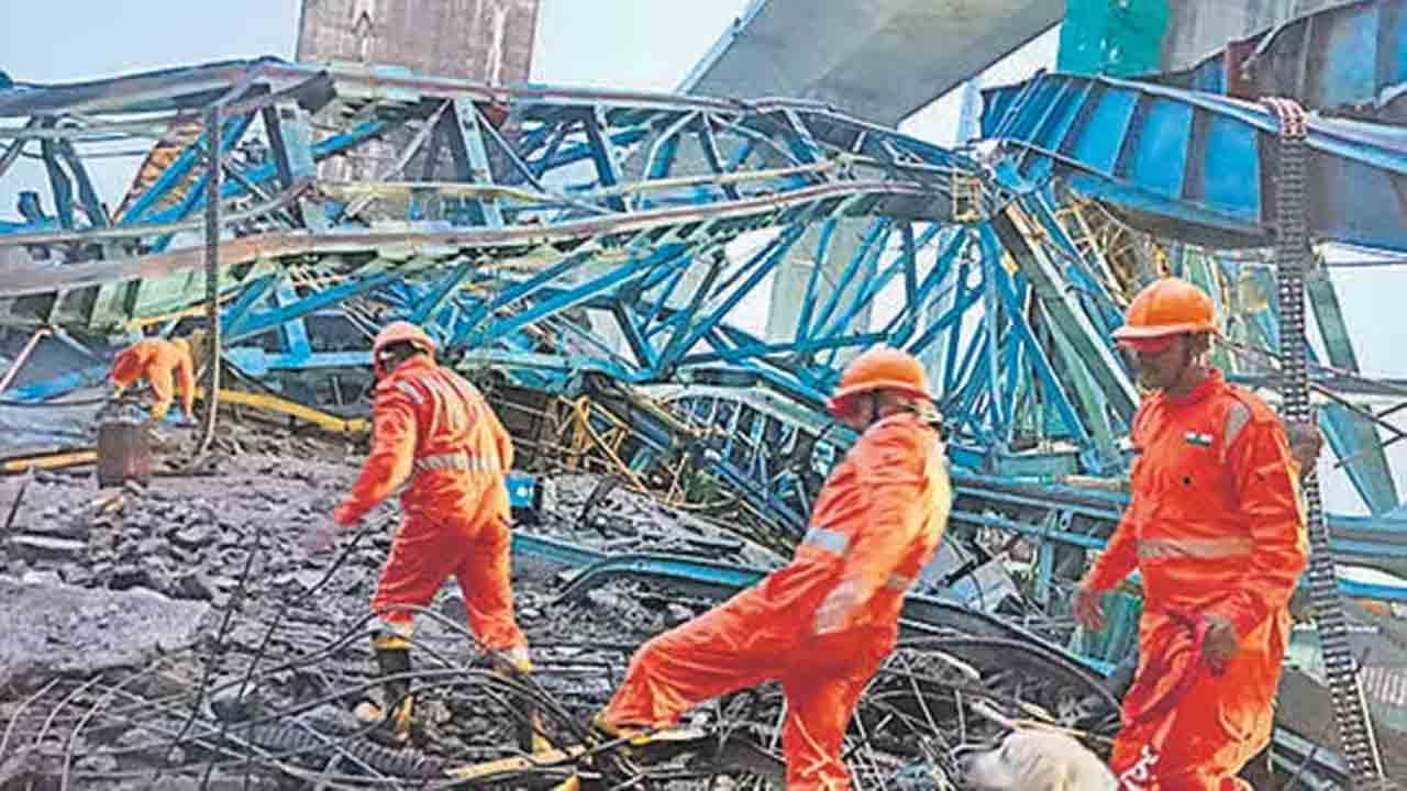 గిర్డర్‌ లాంచర్‌ కూలి 20 మంది మృతి