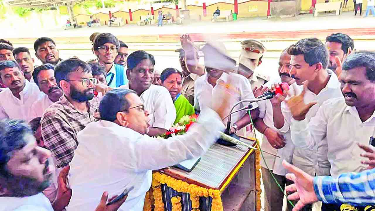 బీజేపీ, కాంగ్రెస్ నేతల ప్రొటోకాల్ చిచ్చు..