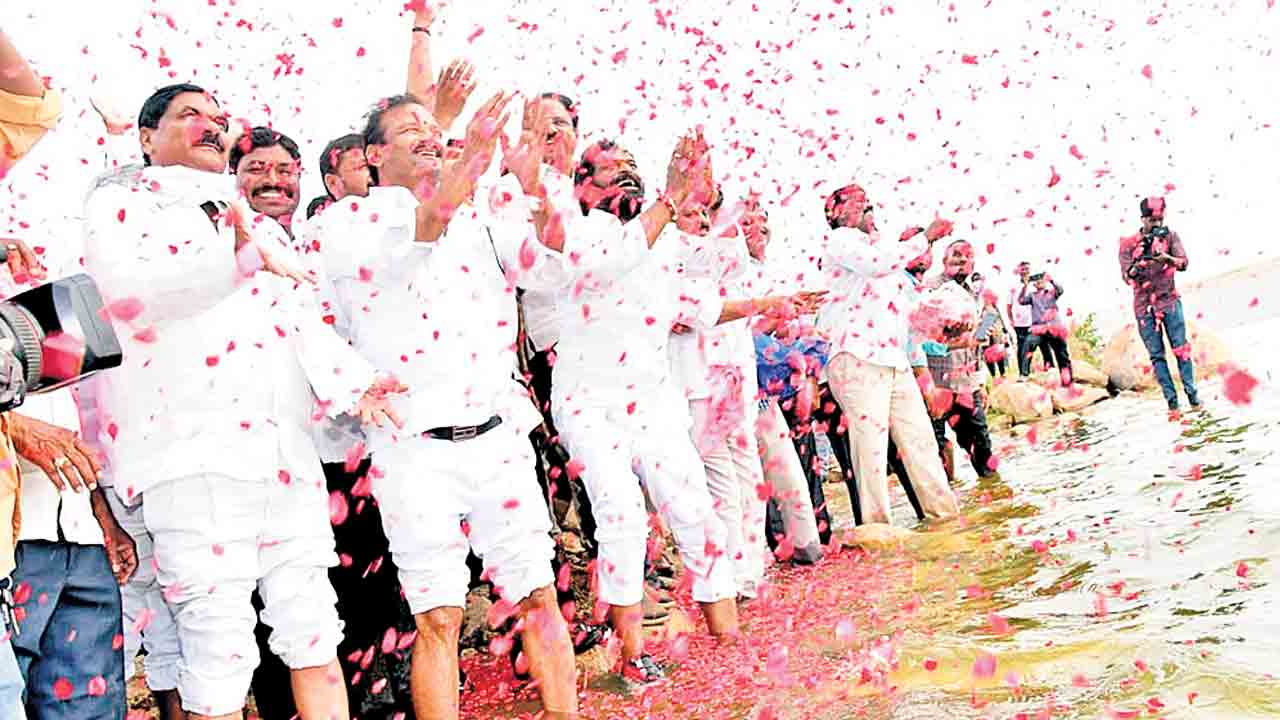 ఎవరెన్ని అడ్డంకులు సృష్టించినా పాలమూరు నీళ్లిచ్చి తీరుతాం