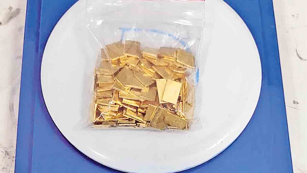 ఎయిర్‌ పోర్టులో బంగారం పట్టివేత