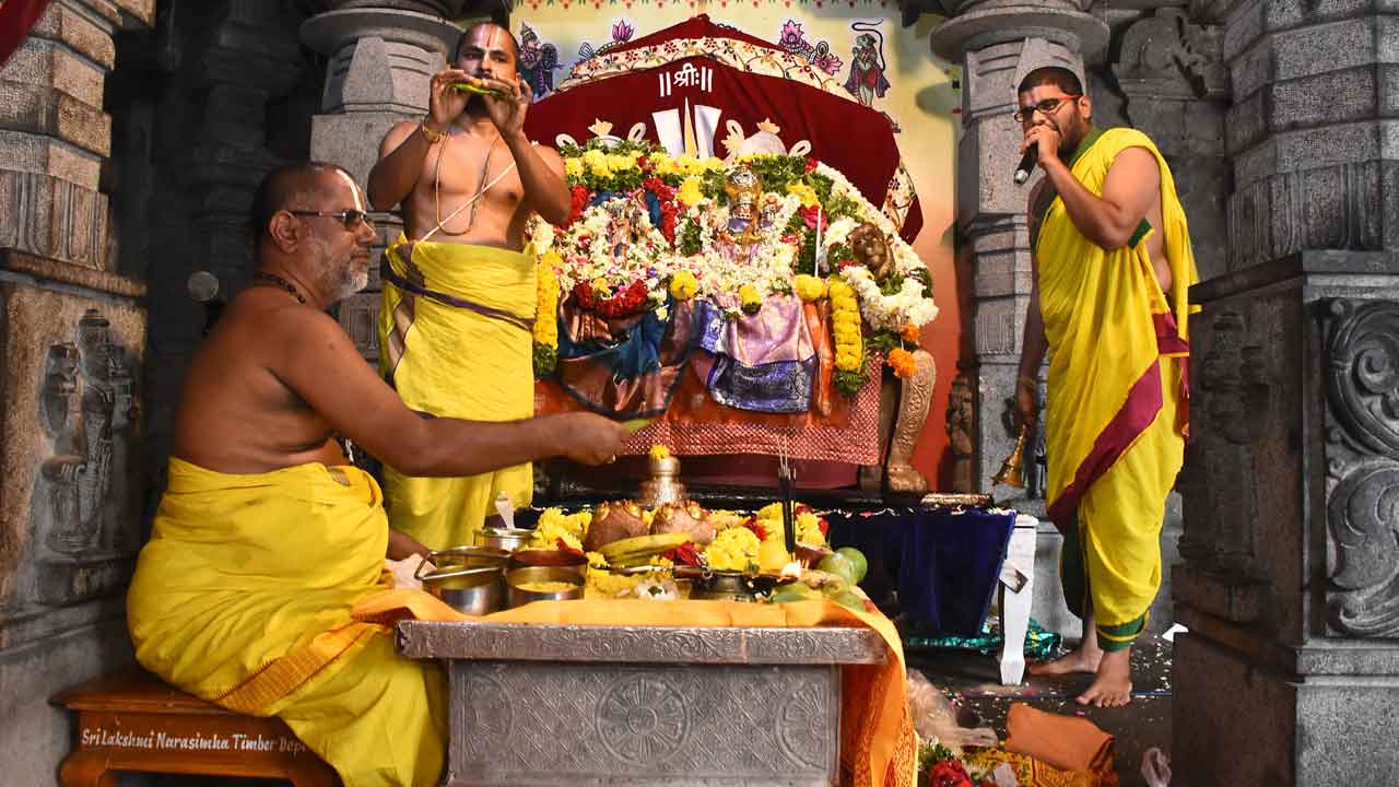 గుట్టలో అష్టోత్తర శత ఘటాభిషేకం