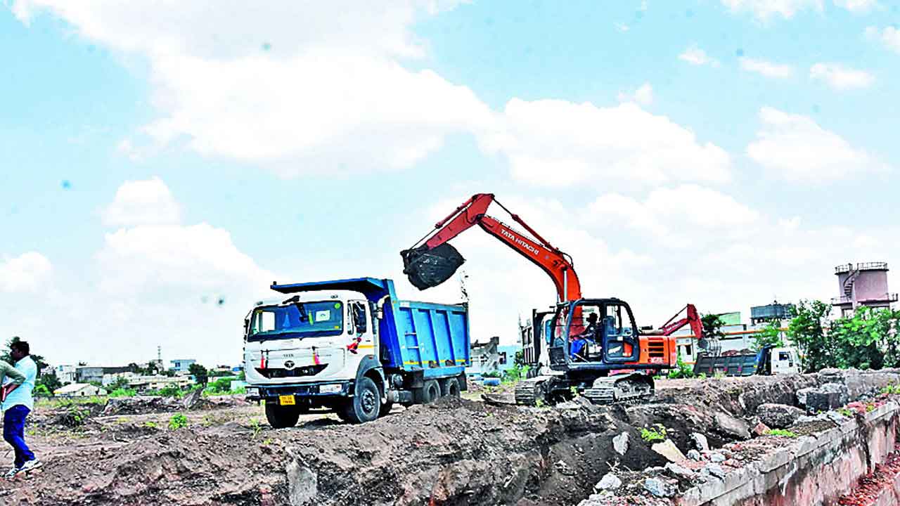 కలెక్టరేట్‌కు వడివడిగా అడుగులు