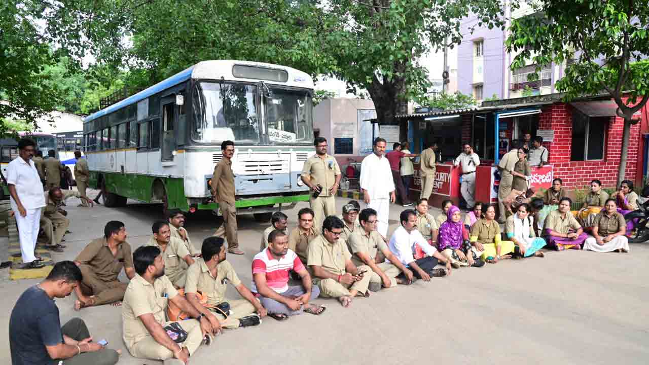 గవర్నర్‌పై ఆర్‌టీసీ కార్మికుల ఆగ్రహం