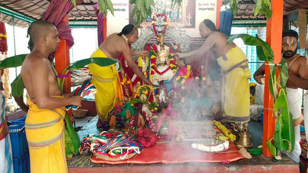 రామయ్యకు శాస్త్రోక్తంగా పవిత్రారోణం