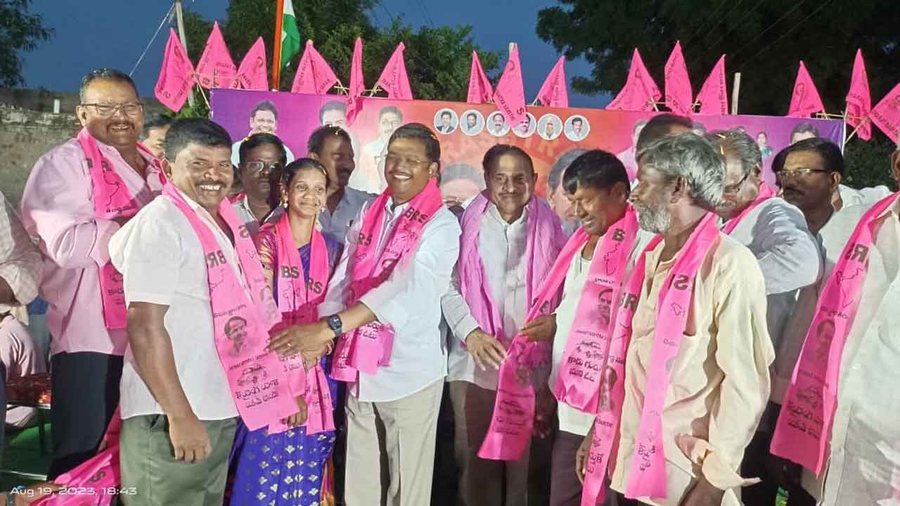 మధిరలో ఎగిరేది గులాబీ జెండానే..