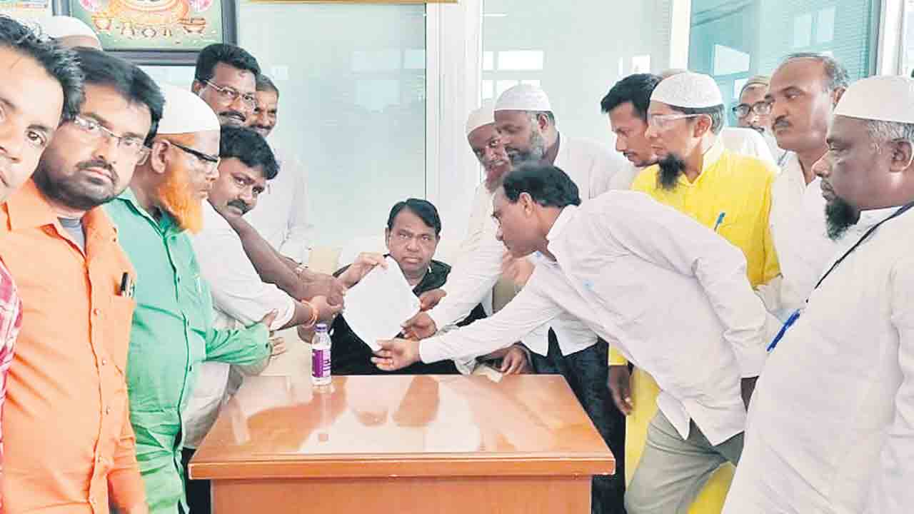 మీ వెంటే మేము..