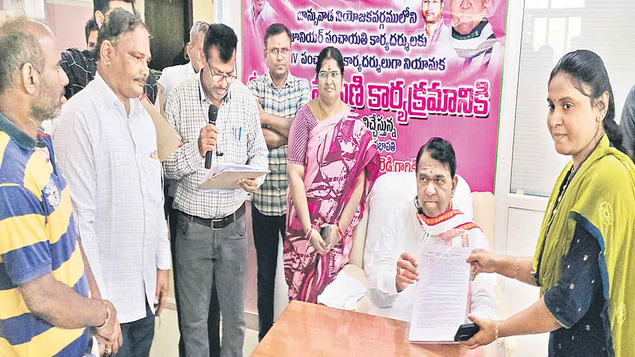 స్వరాష్ట్రంలోనే ప్రతి గ్రామానికి కార్యదర్శి