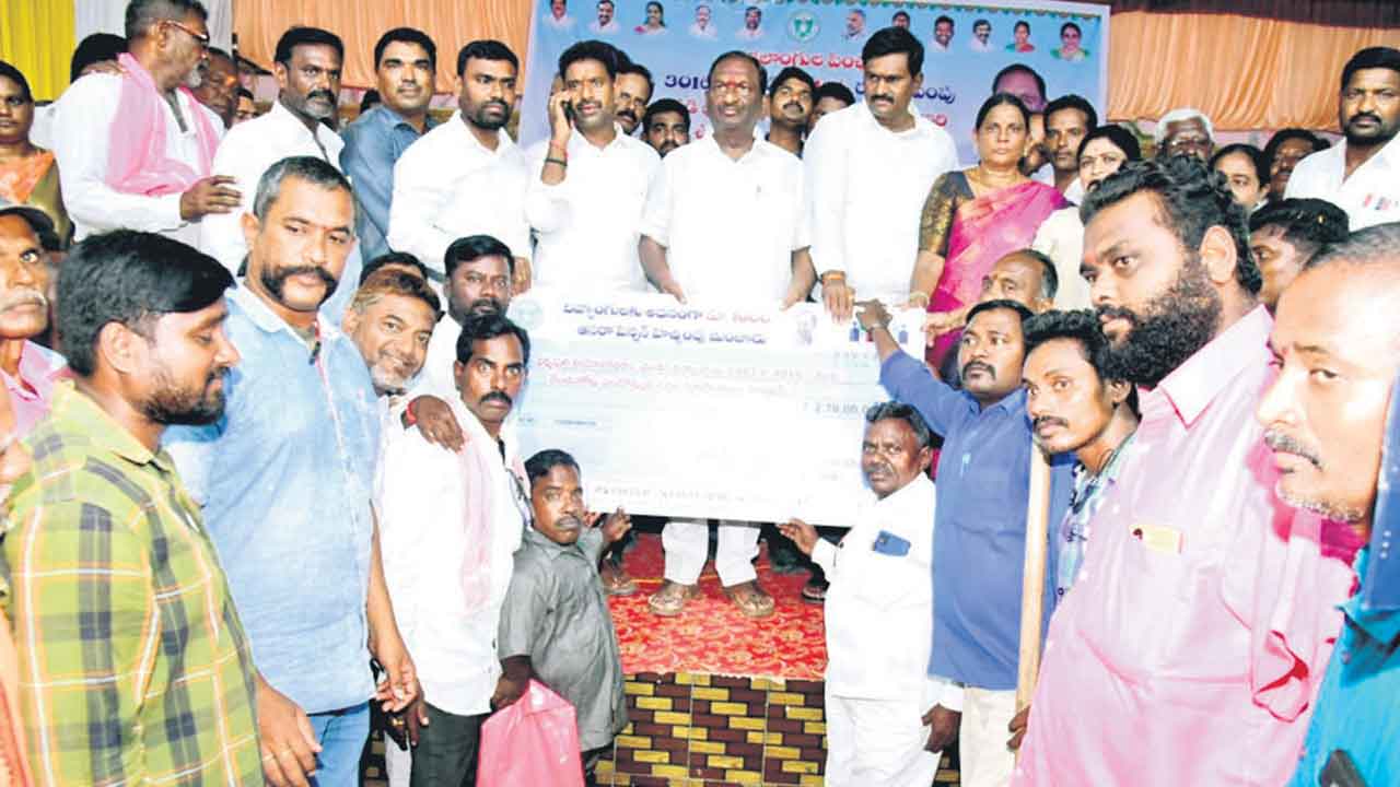 4016 పింఛన్‌ ఎవరైనా ఇస్తున్నరా..?