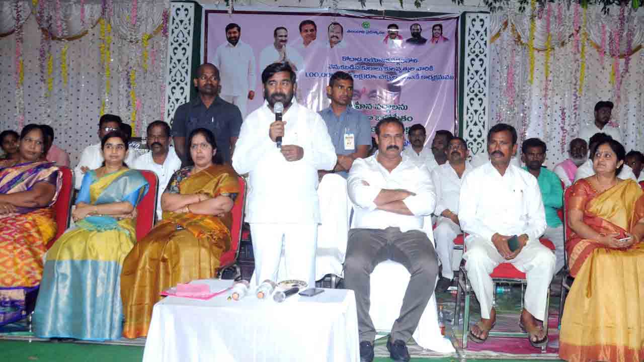 వృత్తిదారుల జీవితాల్లో వెలుగులు నింపేందుకే లక్ష సాయం