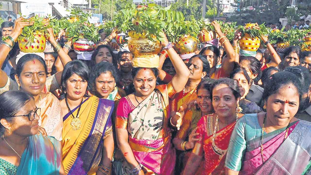 అమ్మవారికి బంగారు బోనం
