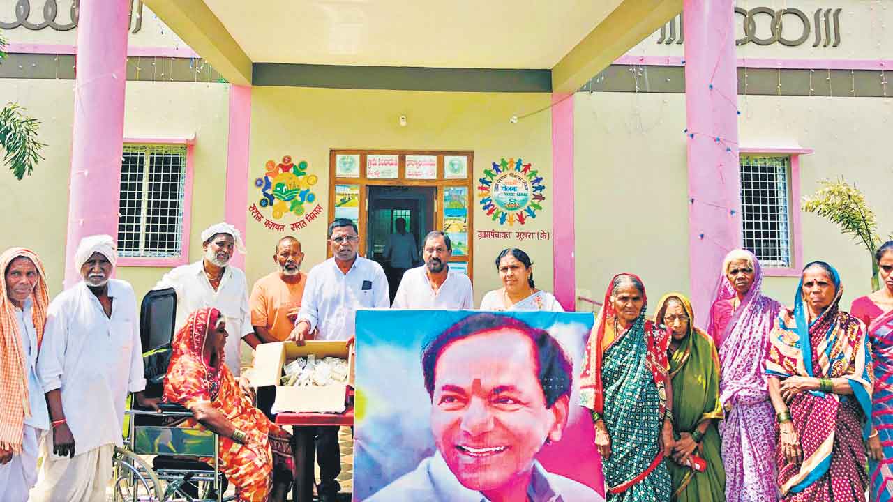 ముక్రా(కే) పింఛన్‌దారుల ఔదార్యం