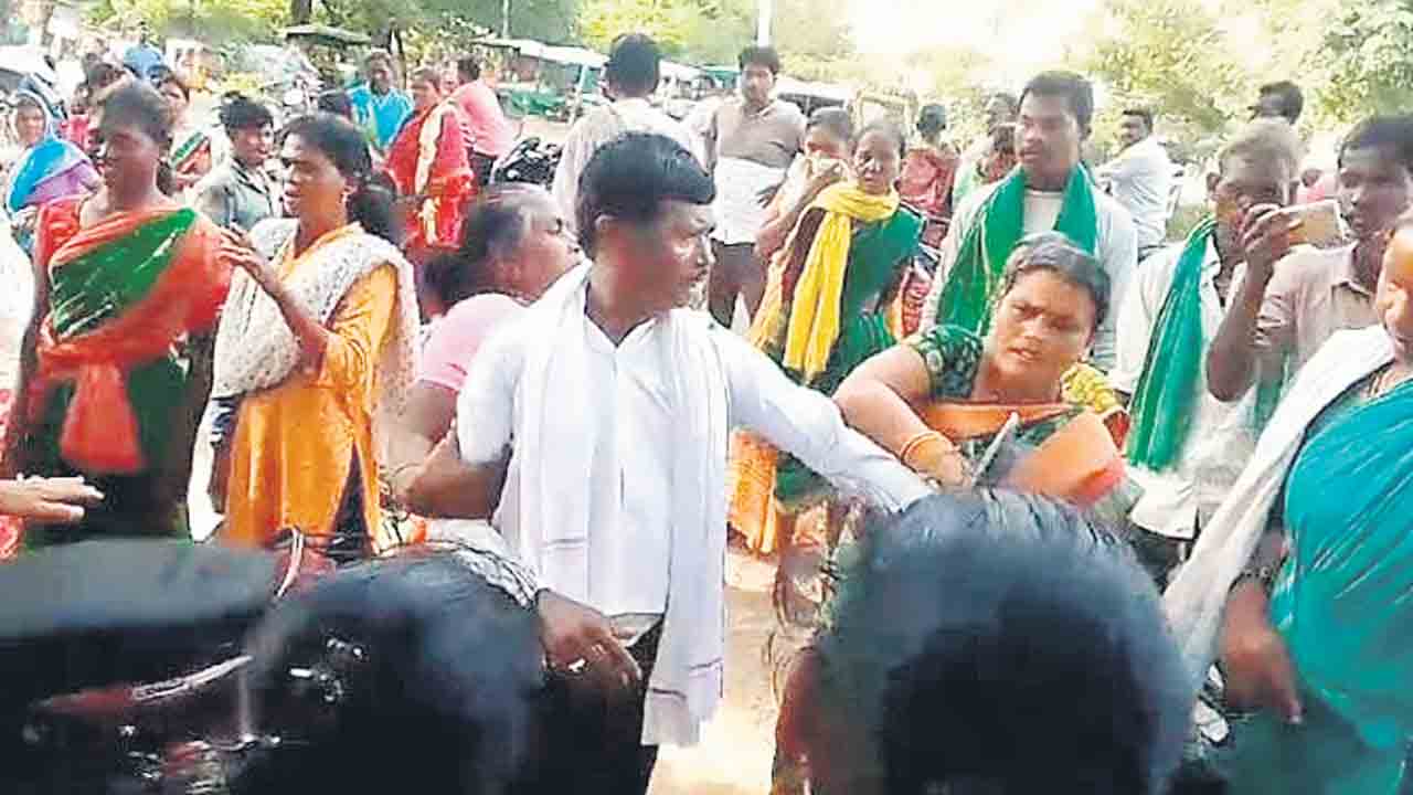 బీజేపీ నాయకుడిపై ఆదివాసీ మహిళల దాడి