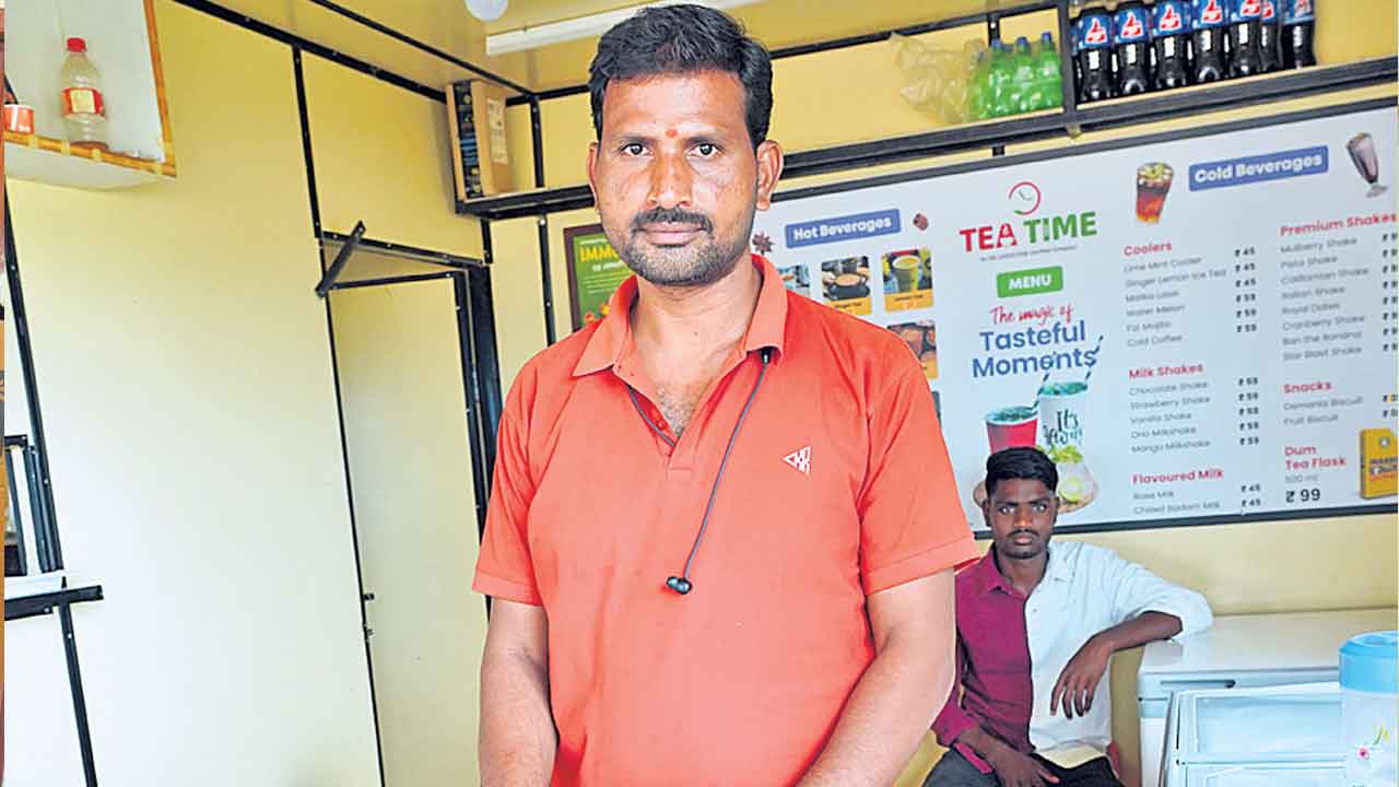 Dalitha Bandhu |  దళితబంధుతో ఆధారపడే స్థాయి నుంచి ఇతరులకు సాయపడే స్థాయికి..
