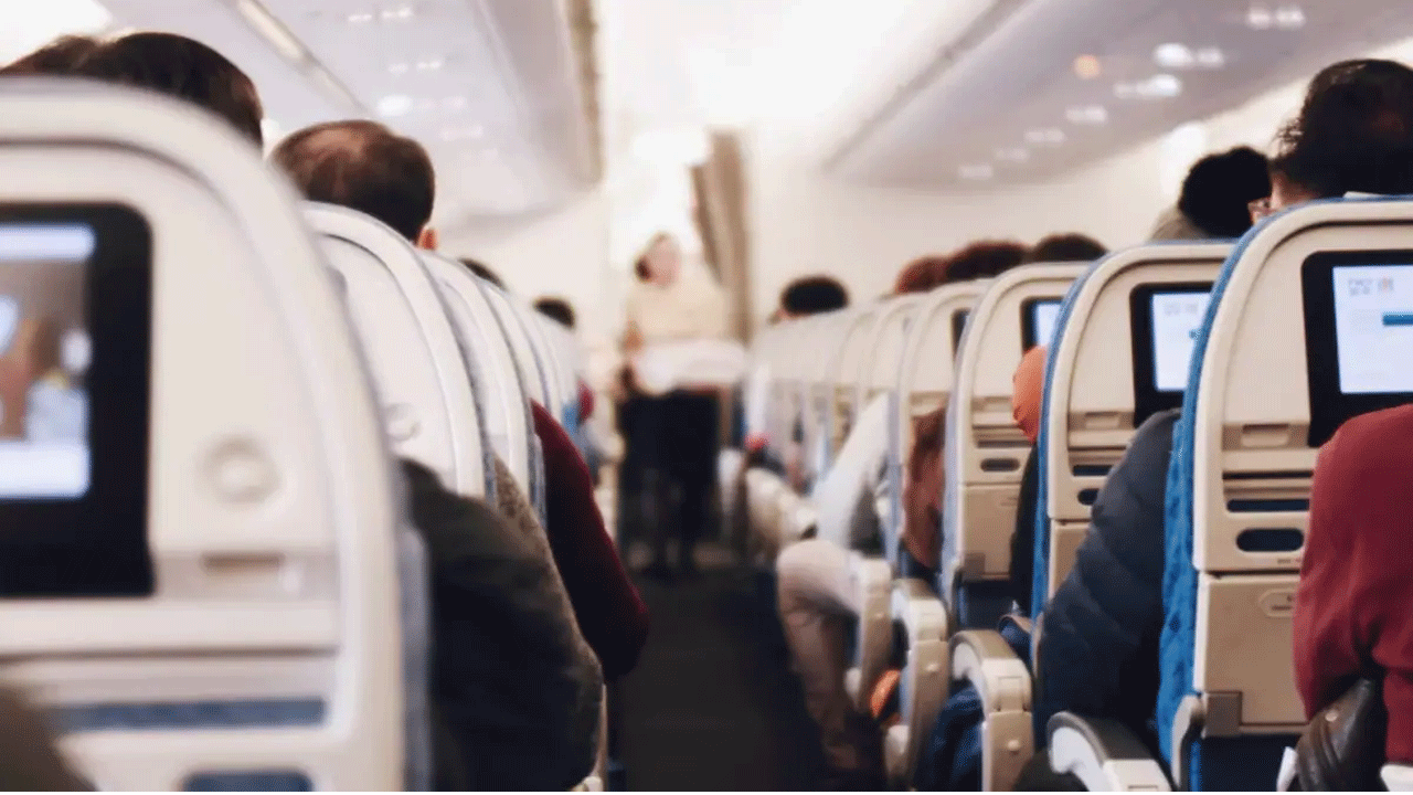 DCW | విమానంలో అభ్యంత‌ర‌క‌ర ఫొటోలు తీసిన ప్ర‌యాణీకుడు : మ‌హిళా క‌మిష‌న్ నోటీసులు