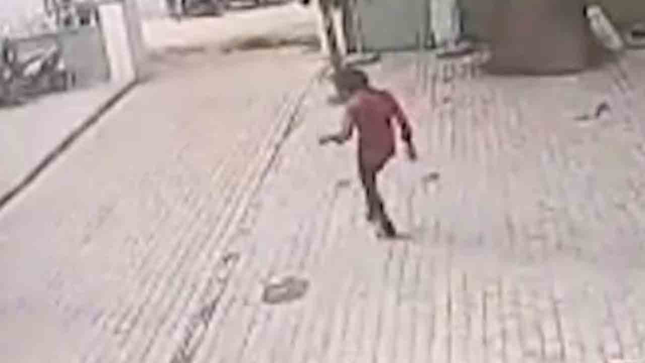 Watch: 40 అడుగుల గోడ దూకి.. జైలు నుంచి తప్పించుకున్న ఖైదీ