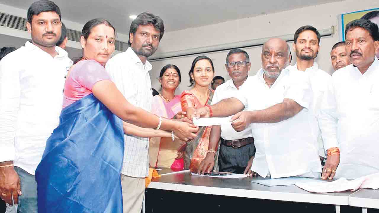 కుల వృత్తులకు కేసీఆర్‌ అండ