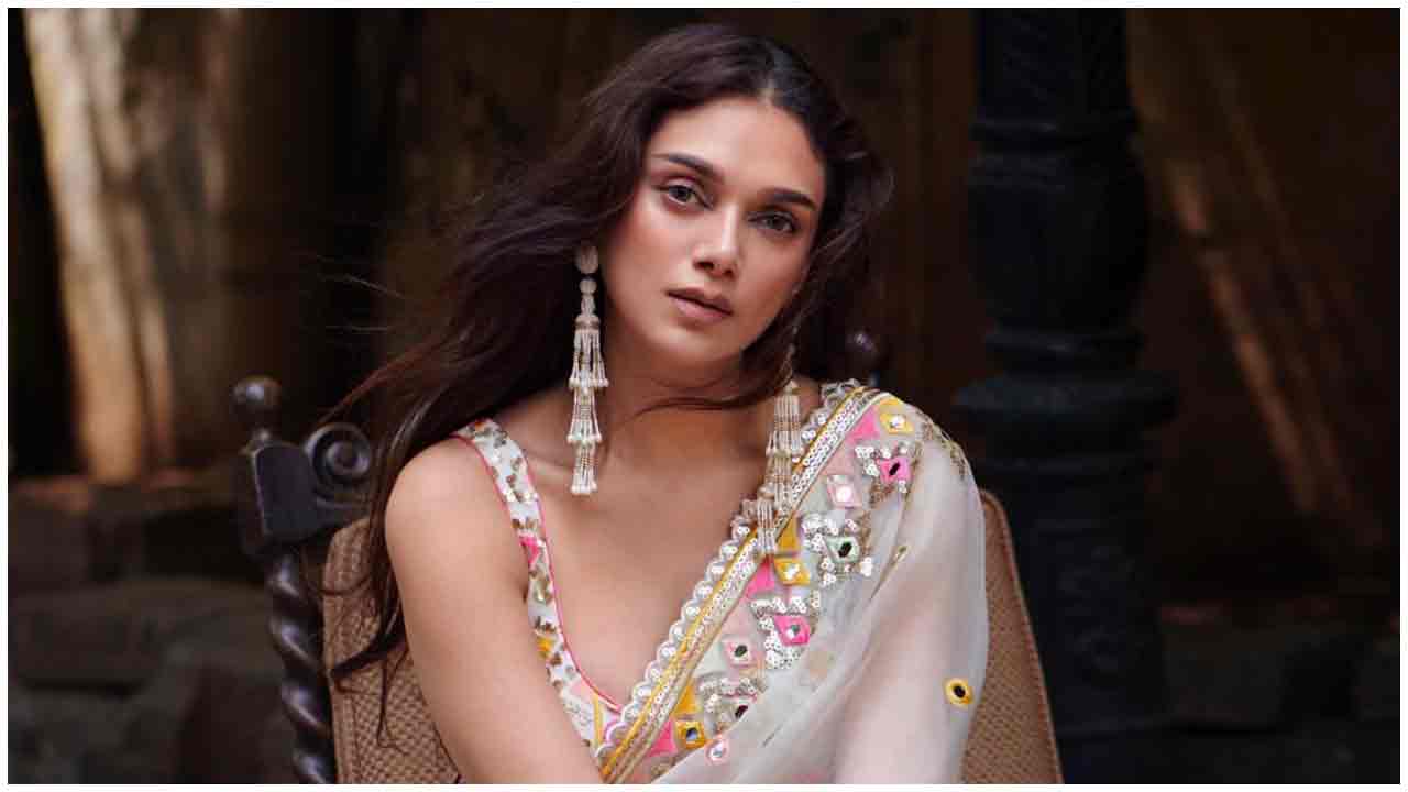Aditi Rao Hydari | మినీ శారీలో కవ్విస్తున్న అదితి రావు హైదరీ..