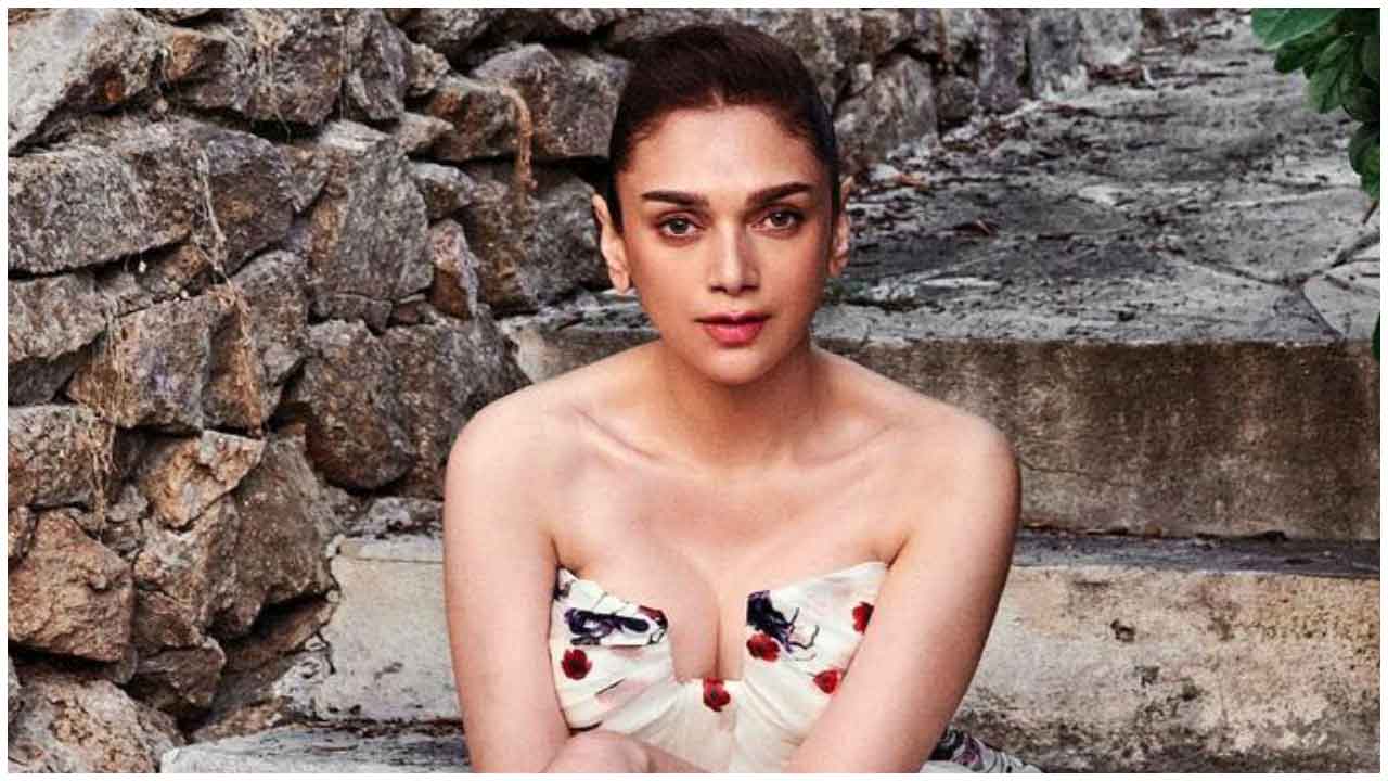 Aditi Rao Hydari | స్లీవ్ లెైస్ డ్రెస్‌లో సెగలు పుట్టిస్తున్న అదితి రావు హైదరీ..