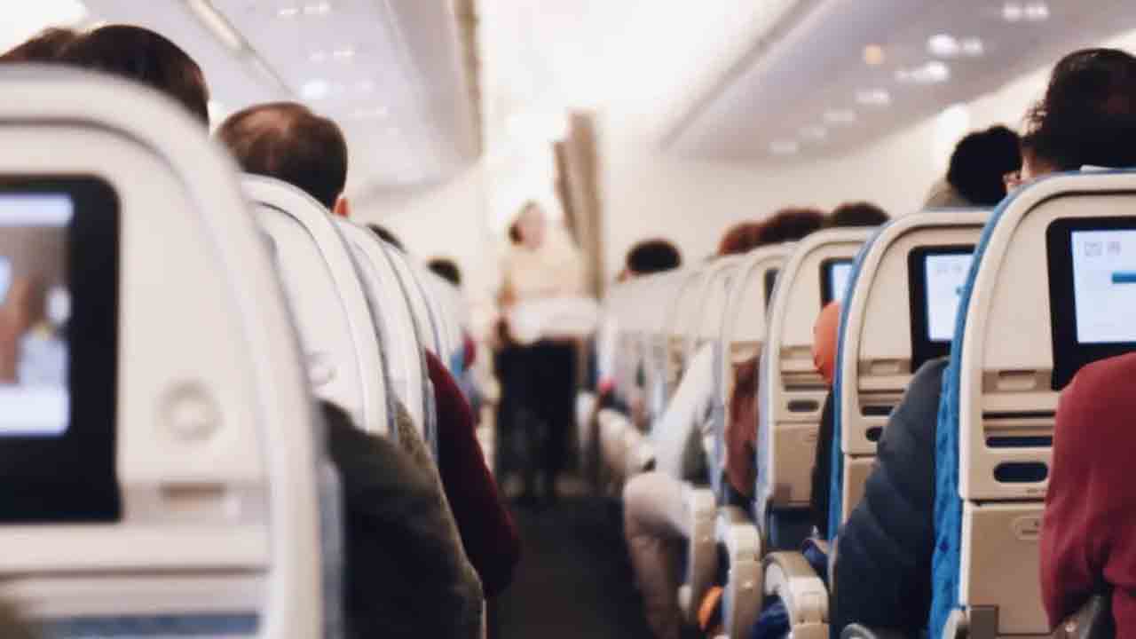 Hot Chocolate | విమానంలో హాట్‌ చాక్లెట్‌ పడి చిన్నారికి గాయాలు.. స్పందించిన విస్తారా