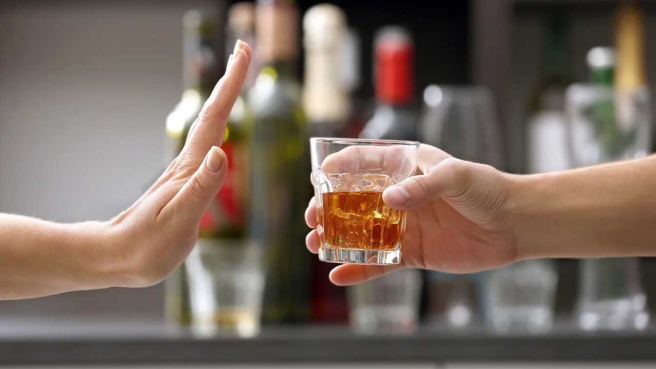 Alcoholic drink | రోజుకు ఒక్క పెగ్గు మద్యం తాగినా ఒంట్లో అది పెరిగిపోయి ఆరోగ్యానికి హాని జరుగుతుందట..!