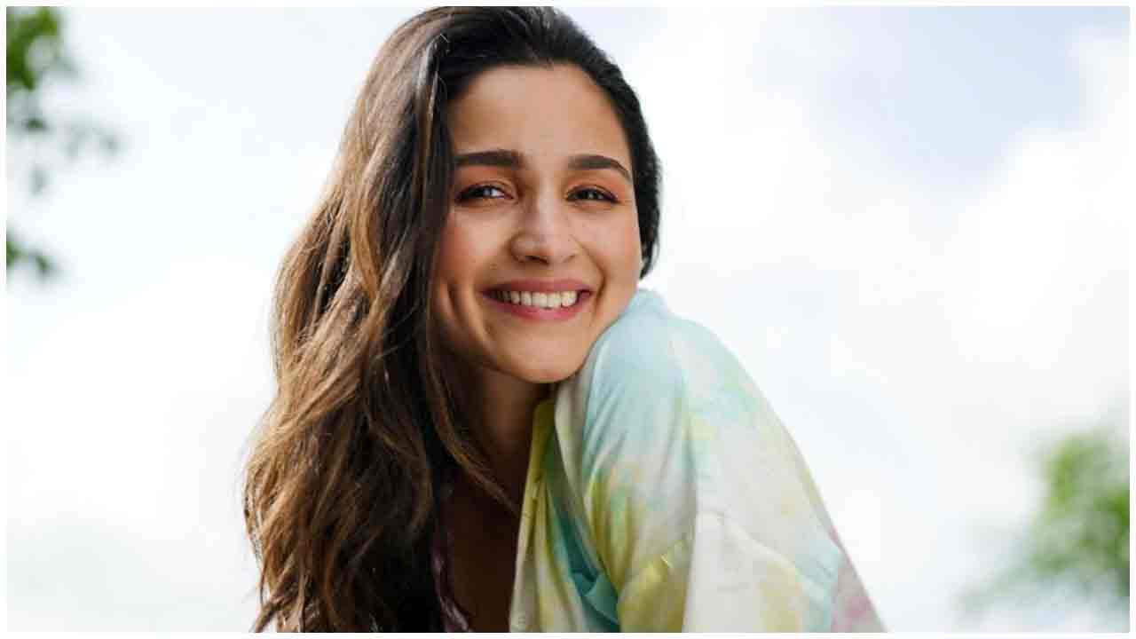 Alia Bhatt | చిరునవ్వుతో చంపేస్తున్న అలియా భట్..