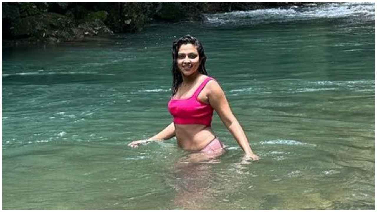 Amala Paul | సెలయేరులో జలకాలాడుతున్న అమ‌లాపాల్..