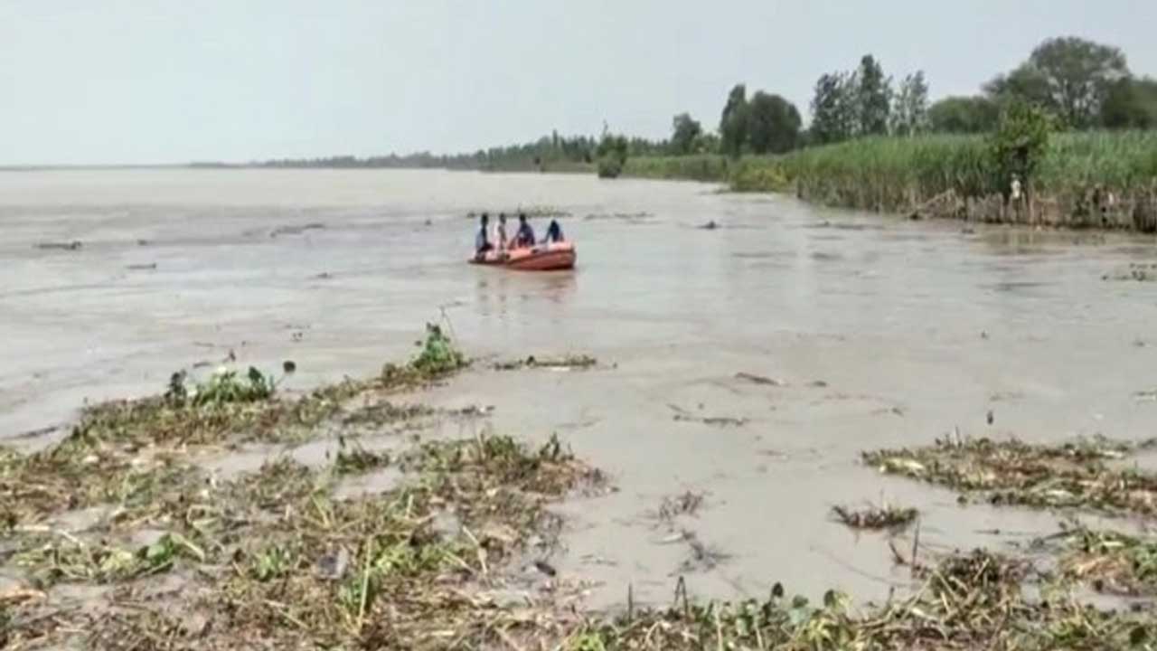 Car into river | ఇంట్లో గొడవపడి భార్యతో కలిసి కోపంగా బయటికి.. నదిలోకి దూసుకెళ్లిన కారు, దంపతులిద్దరూ దుర్మరణం