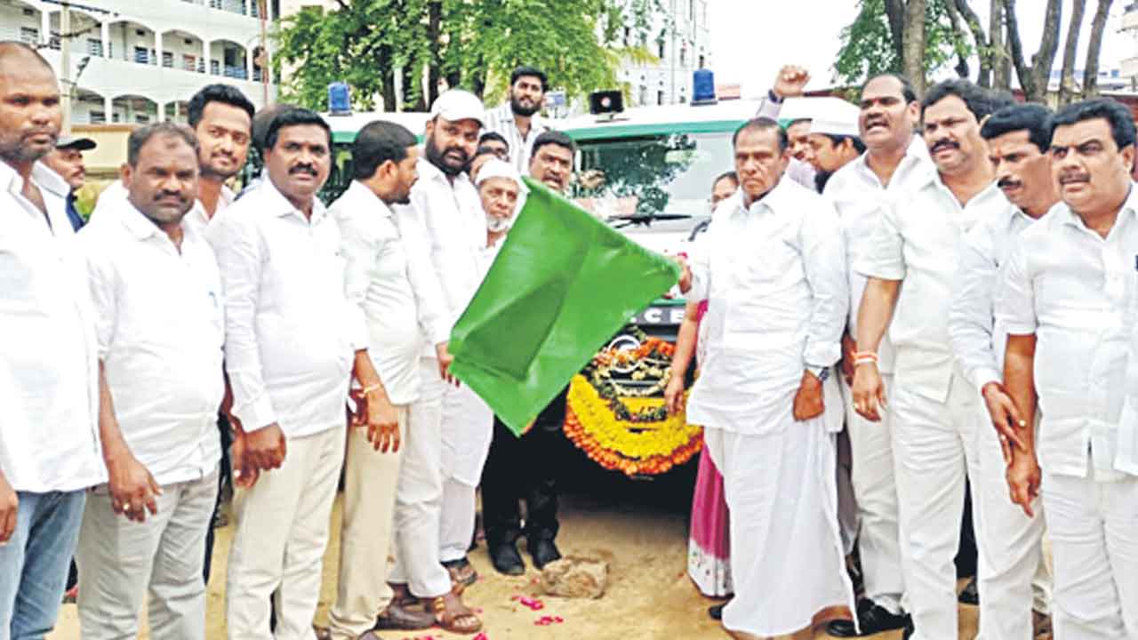 ప్రజా సేవలోకి.. అంబులెన్స్‌లు