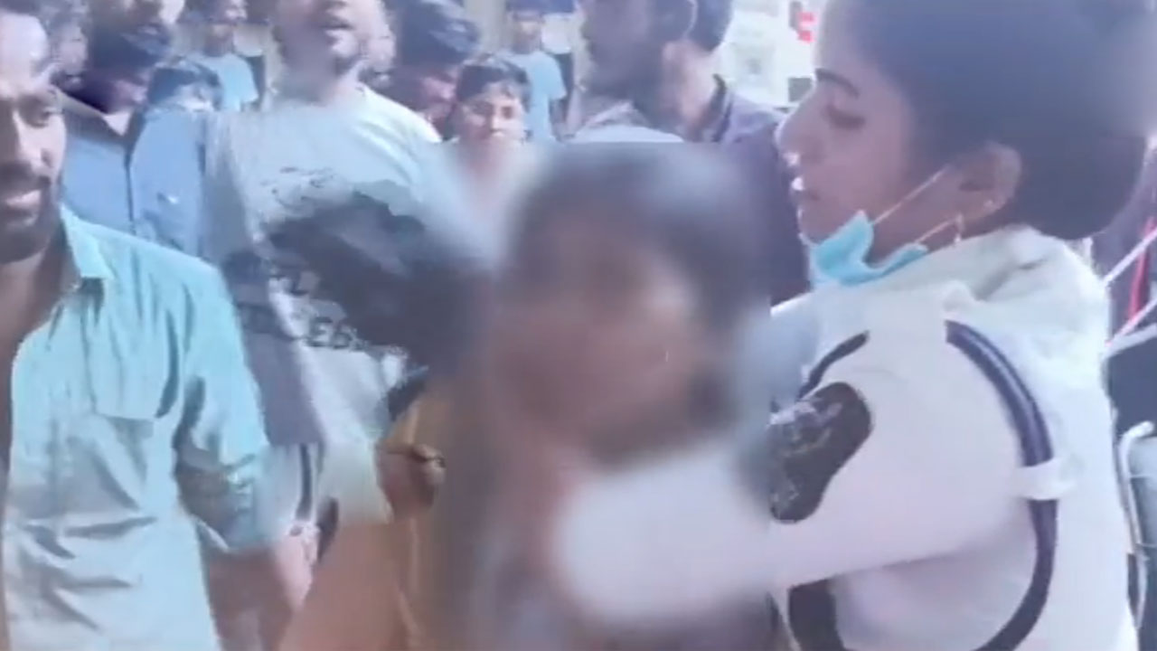 Hyderabad | మద్యం మత్తు.. రోడ్లపై అర్ధనగ్నంగా తిరుగుతూ యువతి వీరంగం