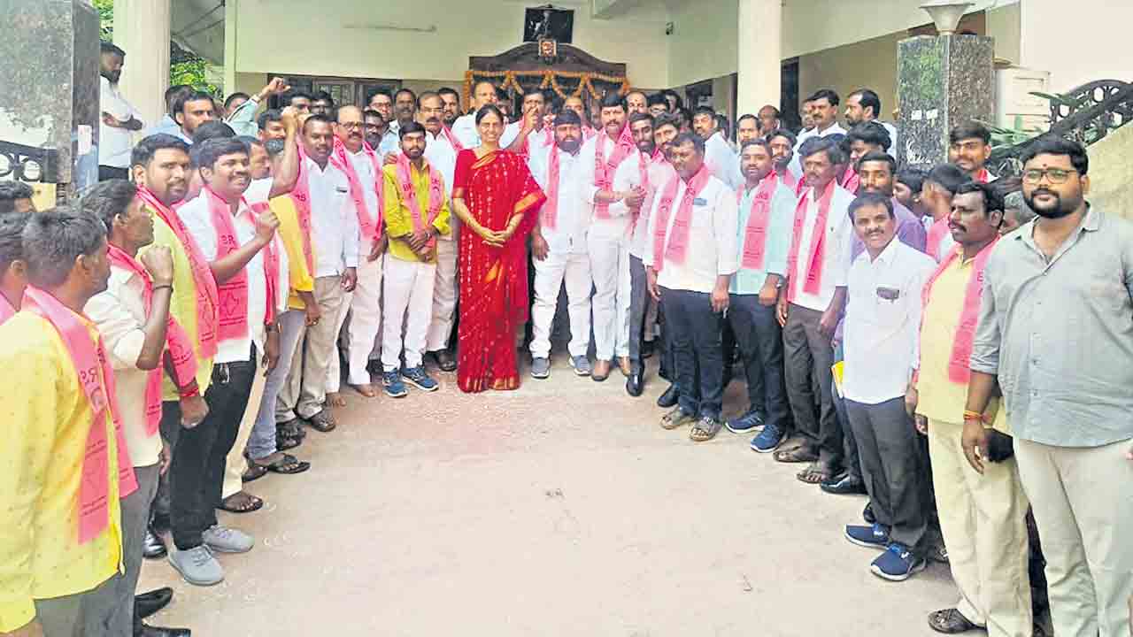 కమలం వీడి.. గులాబీలోకి