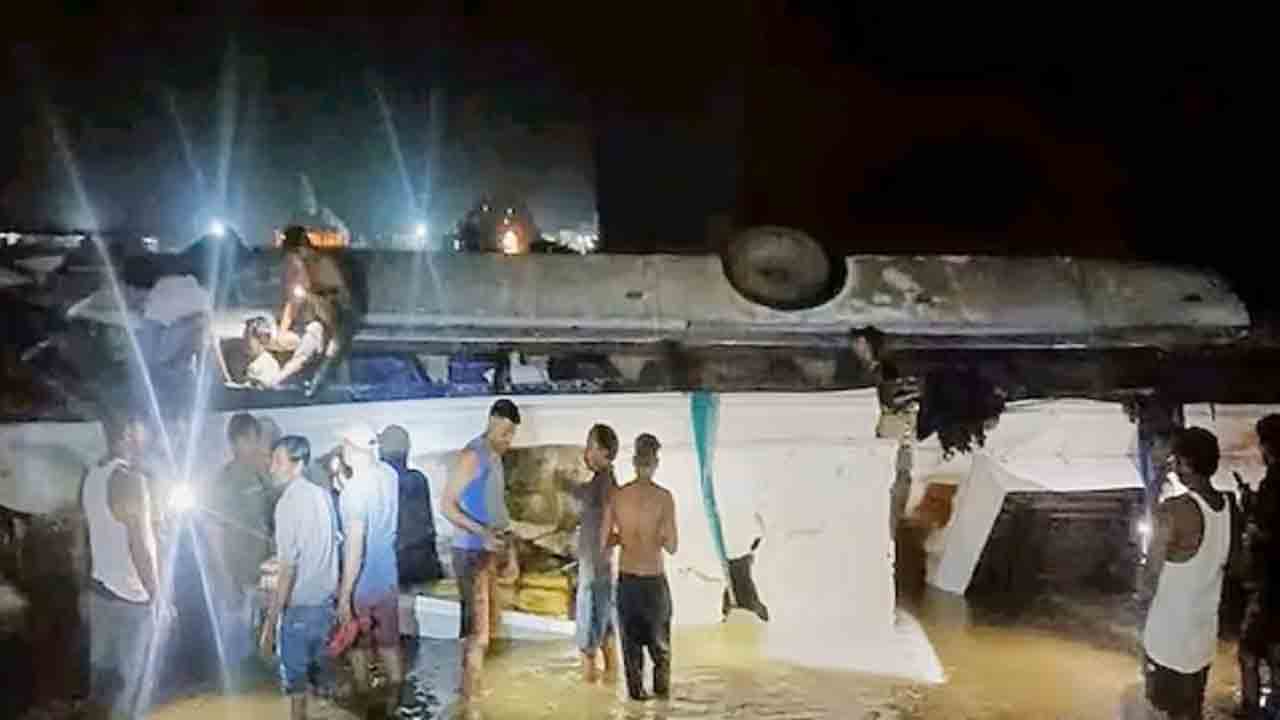 Bus Accident | జార్ఖండ్ లో నదిలో పడ్డ బస్సు.. ముగ్గురి మృతి