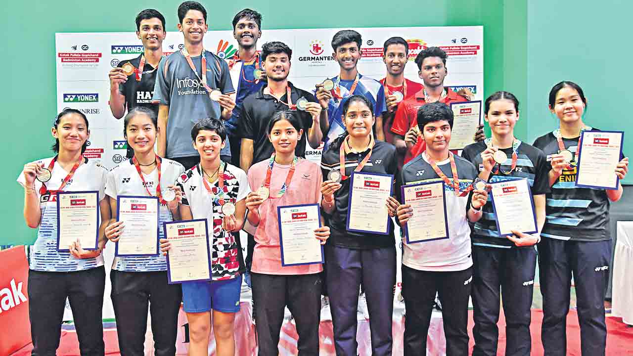 బ్యాడ్మింటన్‌ విజేతలు లోకేశ్‌, తన్వి