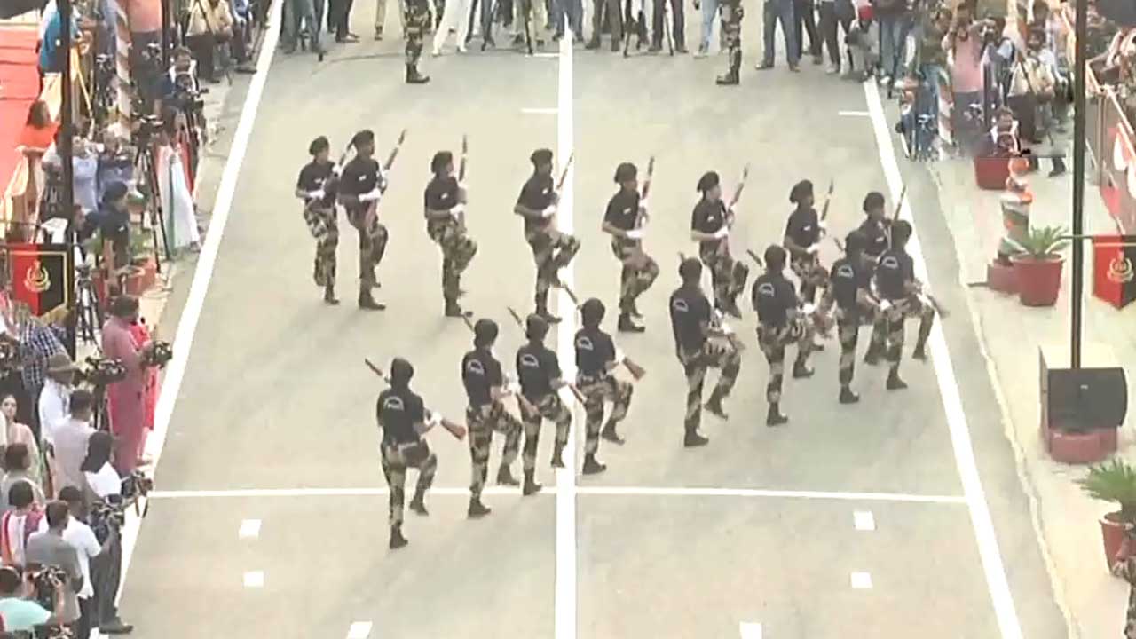 The beating retreat | అట్టారీ-వాఘా సరిహద్దు వద్ద ఘనంగా బీటింగ్ రిట్రీట్ కార్యక్రమం.. Video