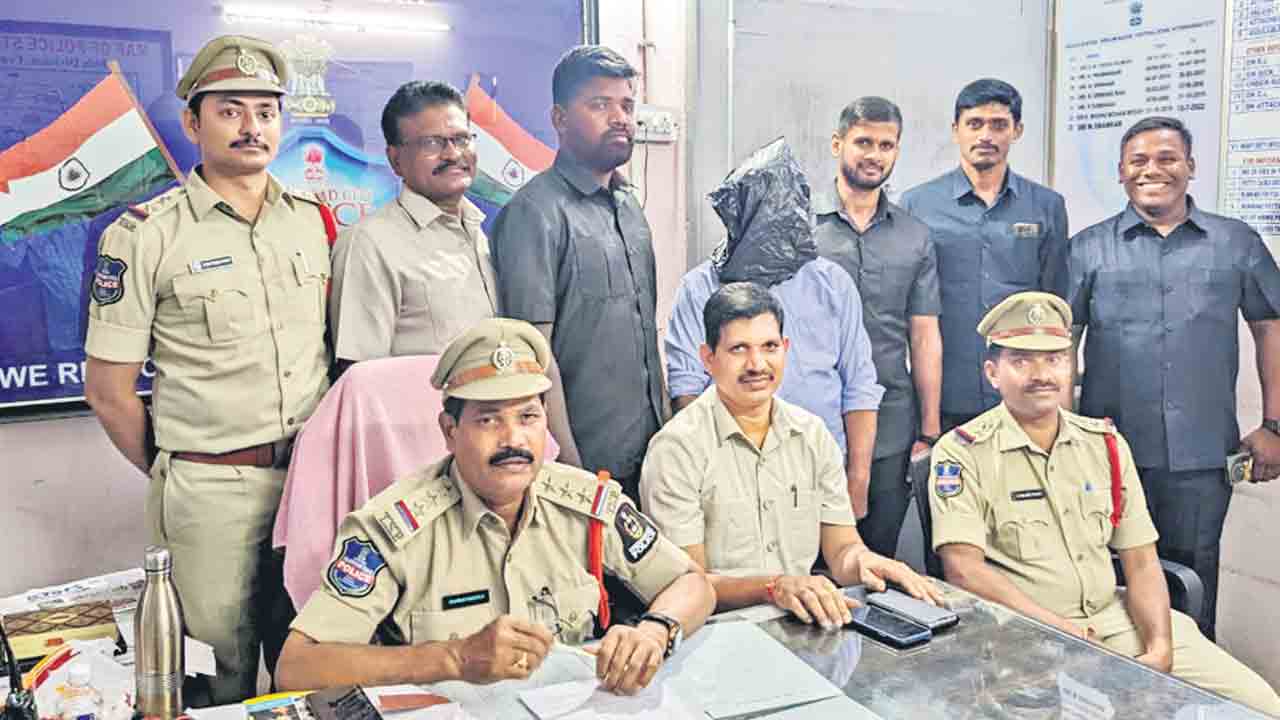 భిక్షాటన చేయిస్తున్న వ్యక్తి అరెస్టు