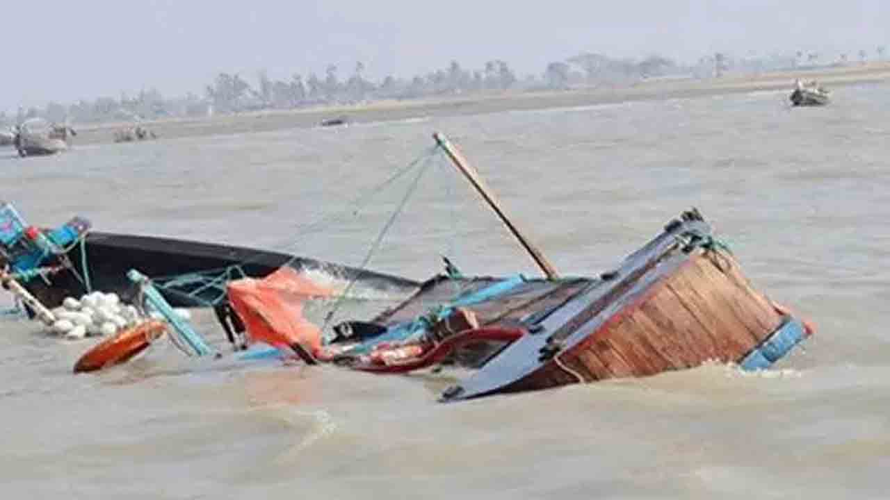 Boat Overturn | బాపట్ల జిల్లాలో పడవ బోల్తా.. తల్లి, ఇద్దరు పిల్లలు గల్లంతు