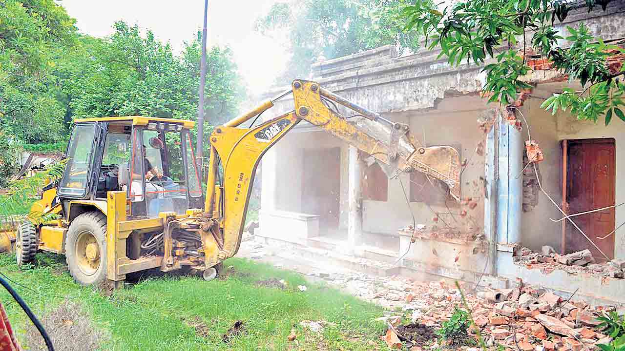 Mahatma Gandhi |  మహాత్మా గాంధీ వారసత్వ సంపదపై కేంద్రం కన్నెర్ర.. వారణాసిలోని గాంధీయన్‌ సోషల్‌ సర్వీస్‌ ఆర్గనైజేషన్‌కు చెందిన 12 భవనాల కూల్చివేత