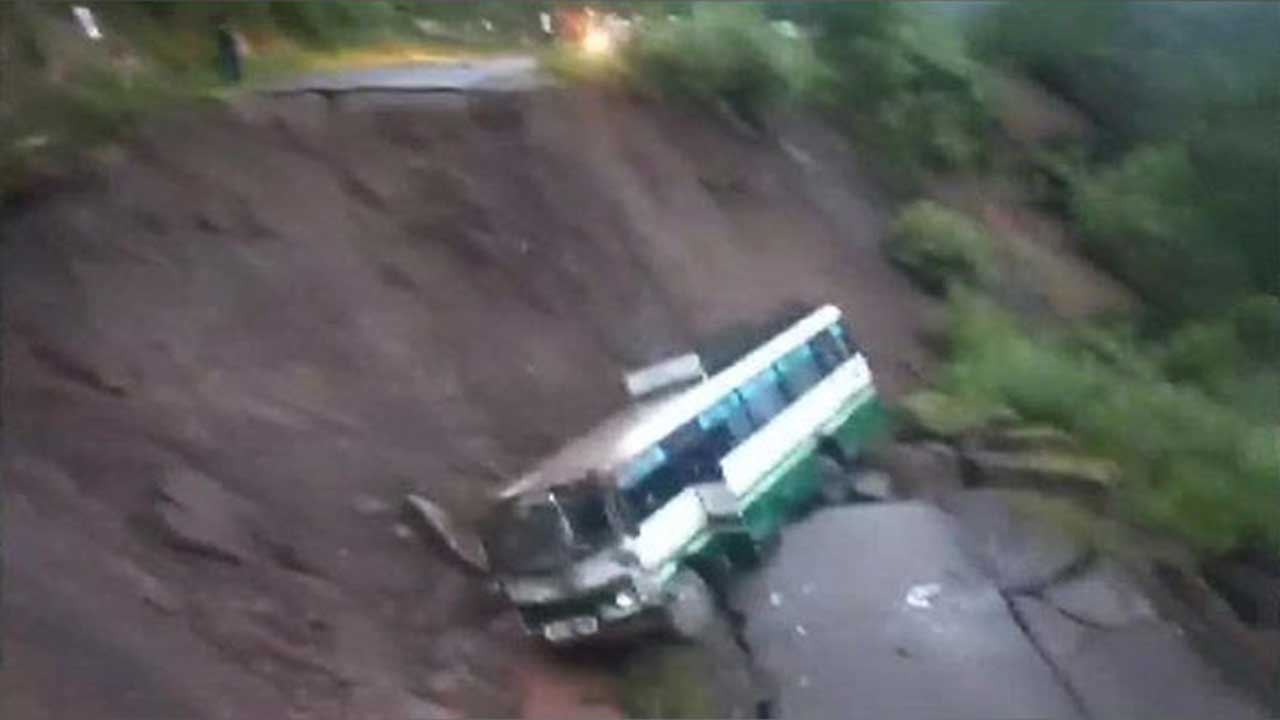 Bus accident | రోడ్డు తెగడంతో లోయలోకి జారిపోయిన బస్సు.. 12 మందికి గాయాలు, నలుగురి పరిస్థితి విషమం