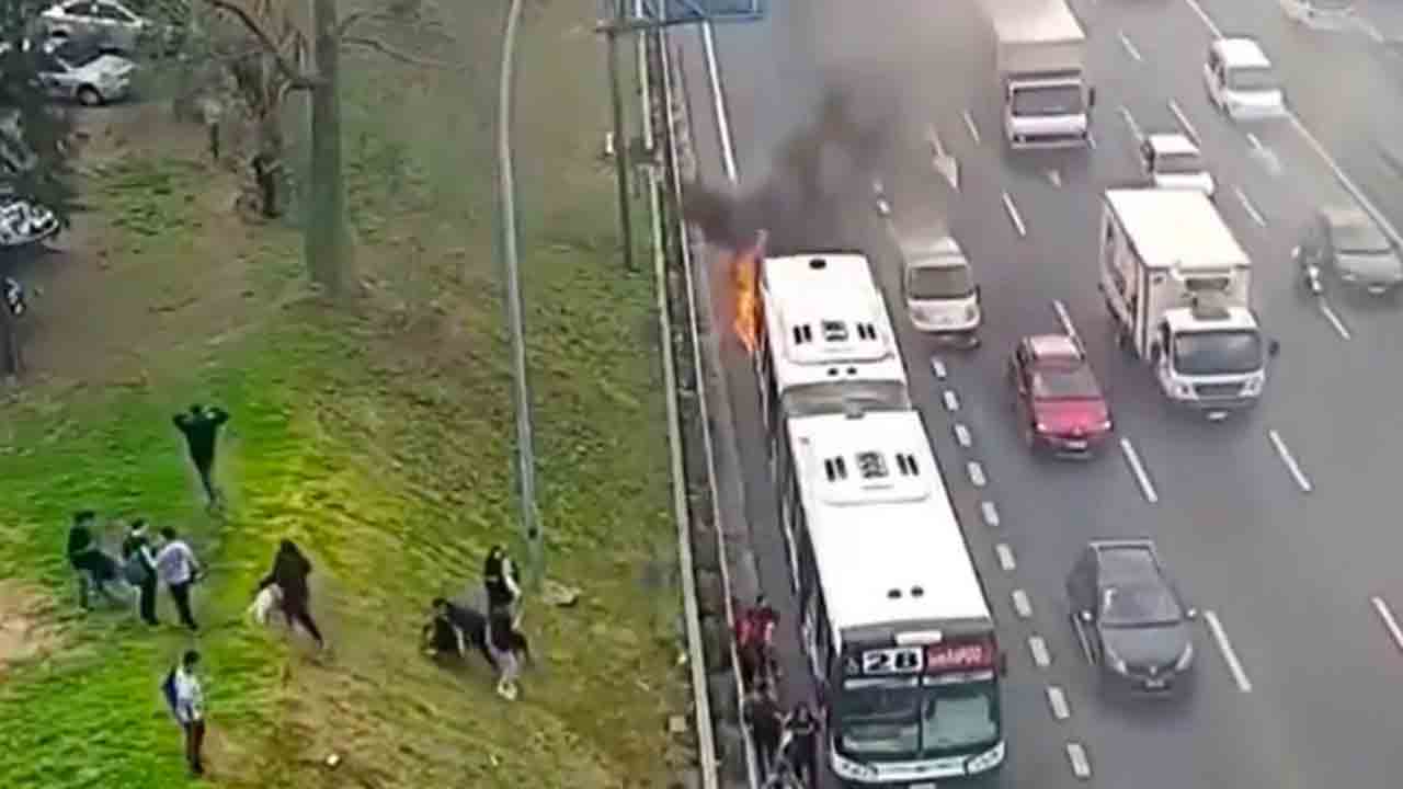 Watch: మంటల్లో కాలిపోయిన బస్సు.. తృటిలో బయటపడిన ప్రయాణికులు