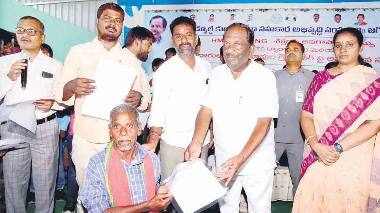 దళితులకు వెన్నుదన్నుగా ఉన్నాం