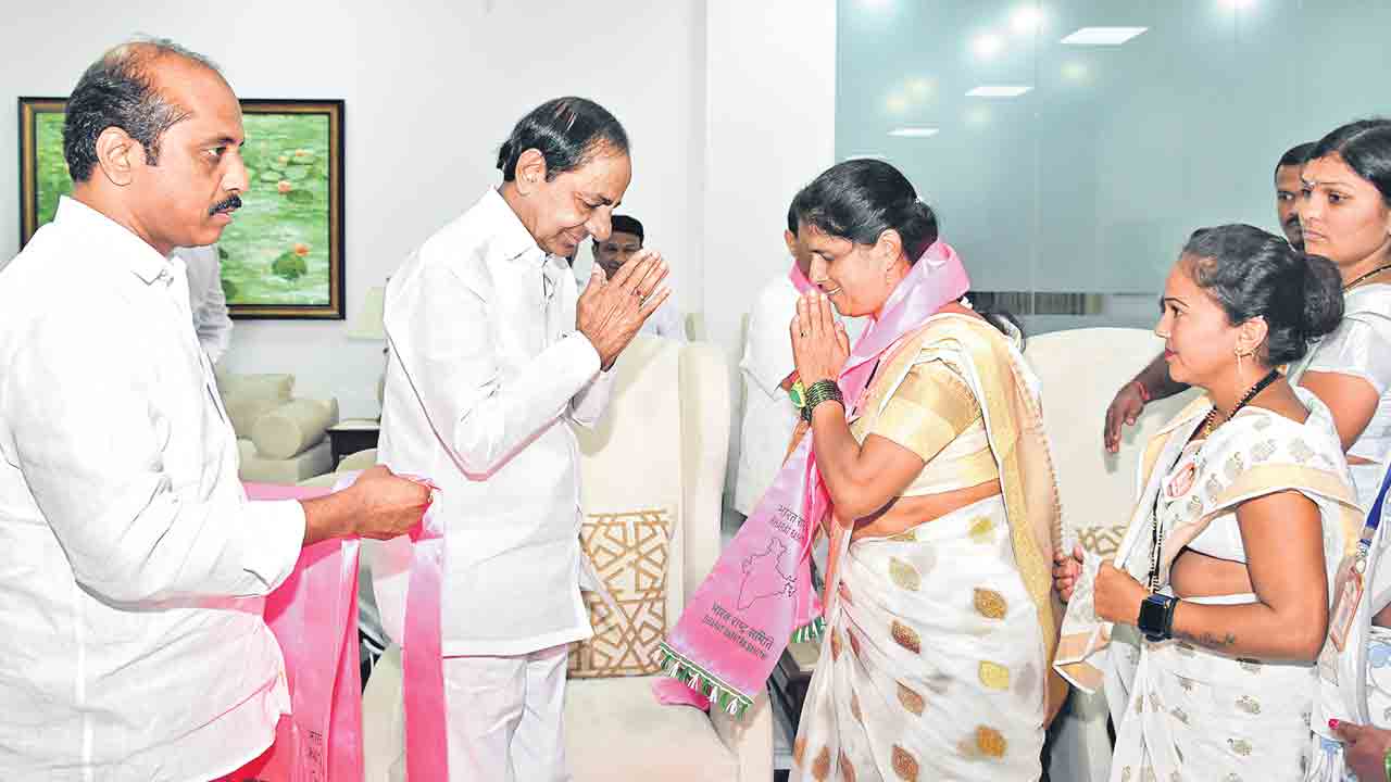 Maharashtra BRS | మహారాష్ట్రలో బీఆర్‌ఎస్‌ పార్టీకి మహిళల బ్రహ్మరథం.. వందల సర్పంచ్‌లు, 10వేల మంది కార్యకర్తలు ఉన్న సంస్థ గులాబీ గూటికి!