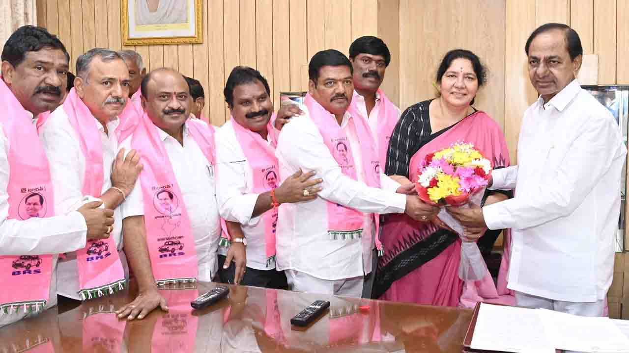 అసెంబ్లీలో సీఎం కేసీఆర్‌ను కలిసిన ప్రజాప్రతినిధులు