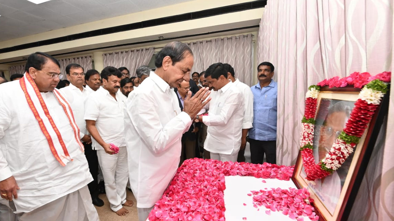 CM KCR| అసెంబ్లీలో ప్రొఫెసర్‌ జయశంకర్‌ సార్‌కు నివాళులర్పించిన ముఖ్యమంత్రి కేసీఆర్‌