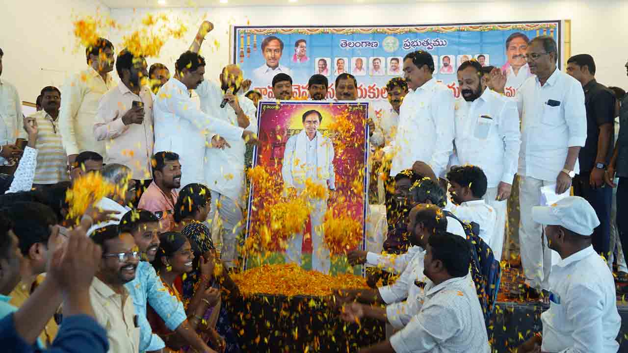 వీఆర్‌ఏల్లో వెల్లివిరిసిన ఆనందం